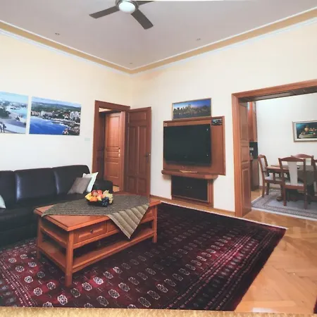 Avgustini Apartment *