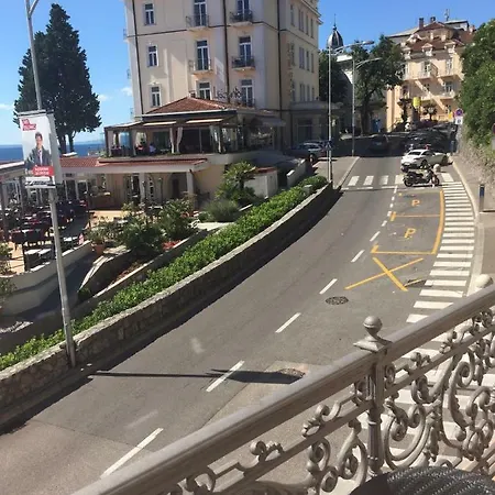 Avgustini Apartment *
